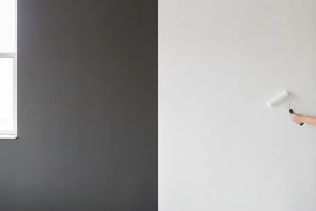 Hoe verf je een donkere muur licht?